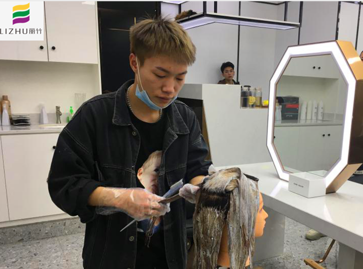 以前怕別人嘲笑自己，但現(xiàn)在不會了