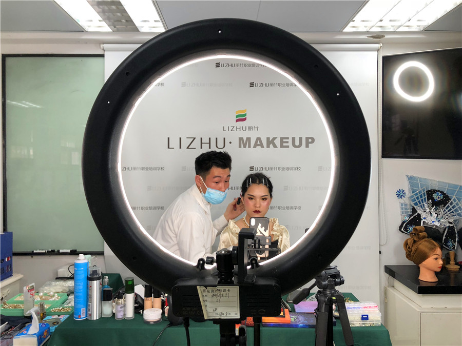 麗竹化妝課程抖音直播教學(xué)，大獲歡迎