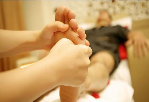 怎么進行足底按摩？南寧美容學校送教程