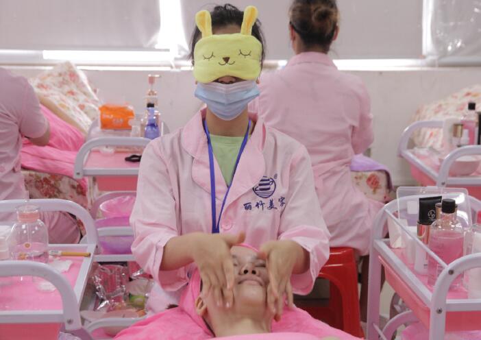 南寧美容學(xué)校：這是不是你想象中的美容師？