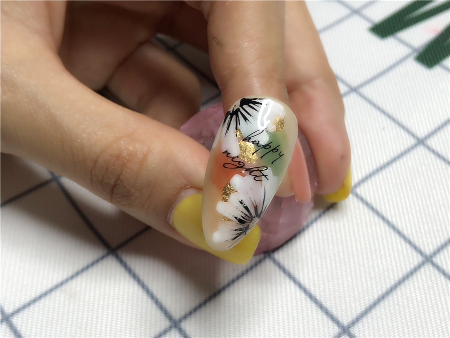 南寧美甲學(xué)校：指間開花，花開半夏