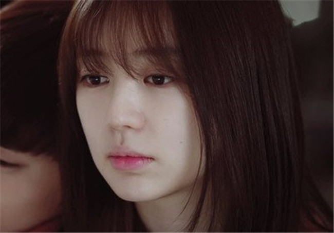 南寧化妝學(xué)校：花瓣咬唇妝，秒變水潤(rùn)透白