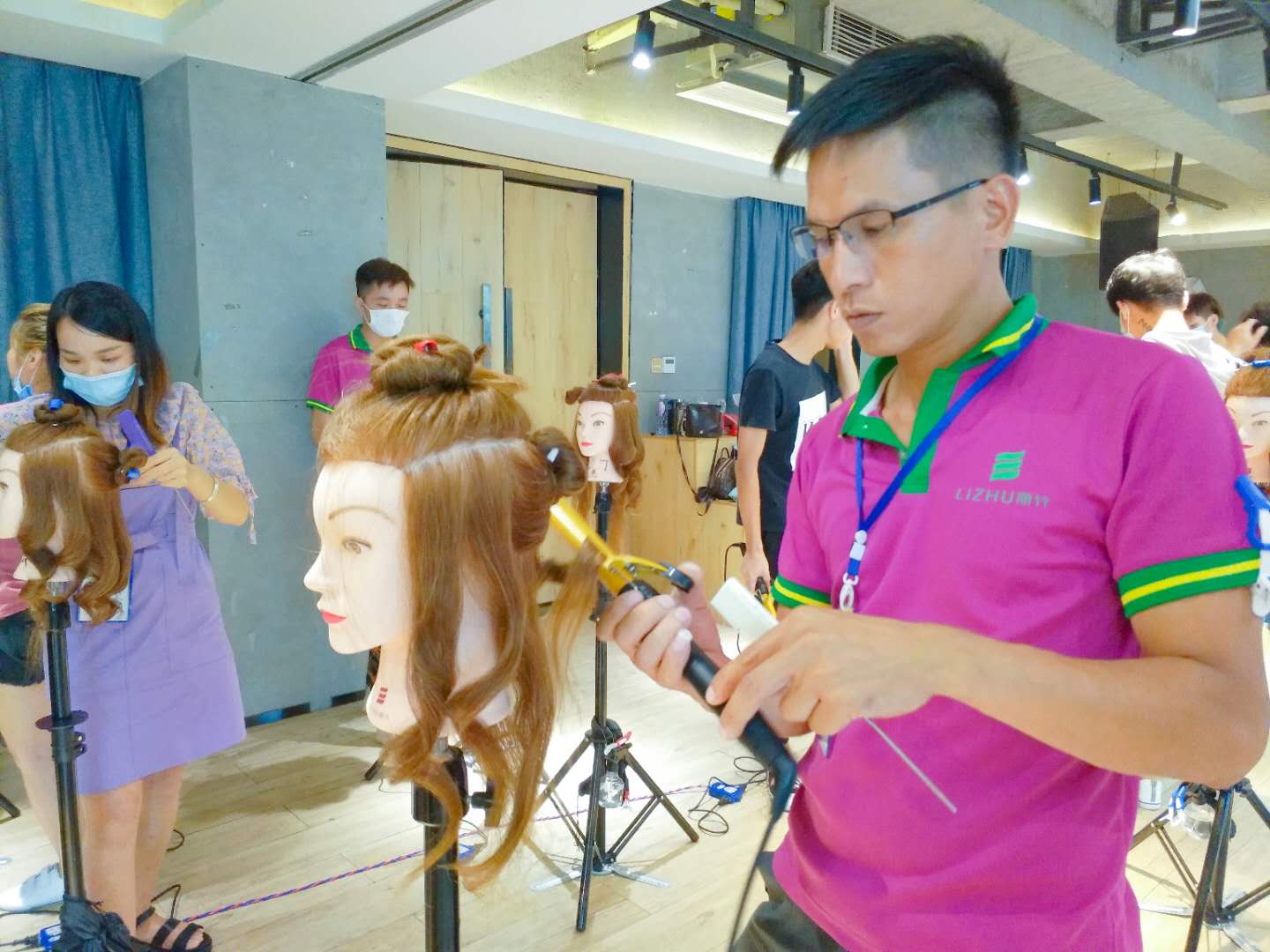 南寧美發(fā)學(xué)校：電棒造型？小菜一碟