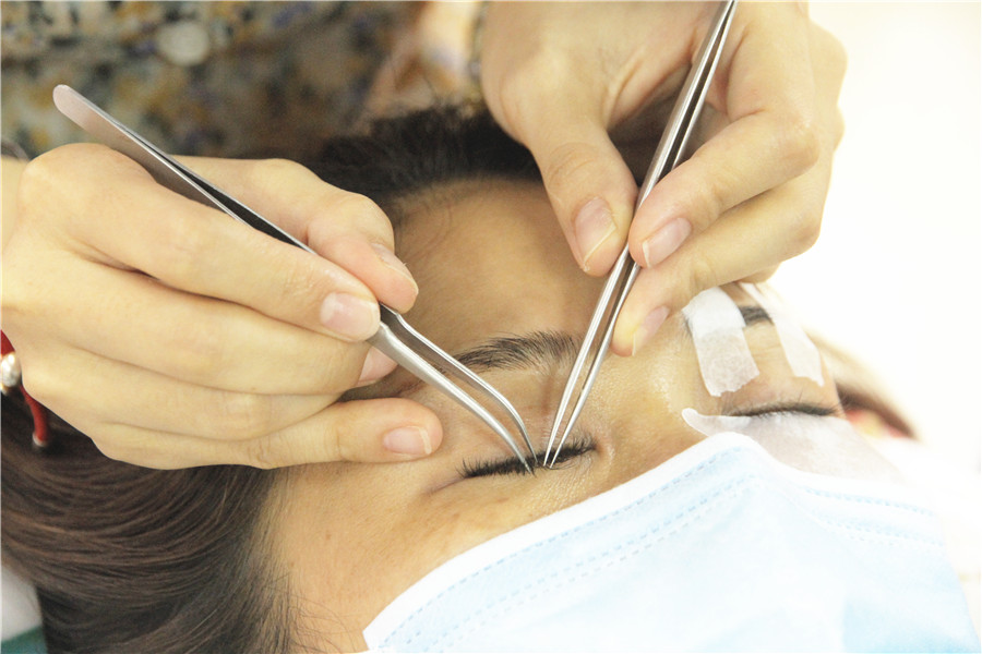 南寧美睫學(xué)校：睫毛彎彎，眼睛眨啊眨