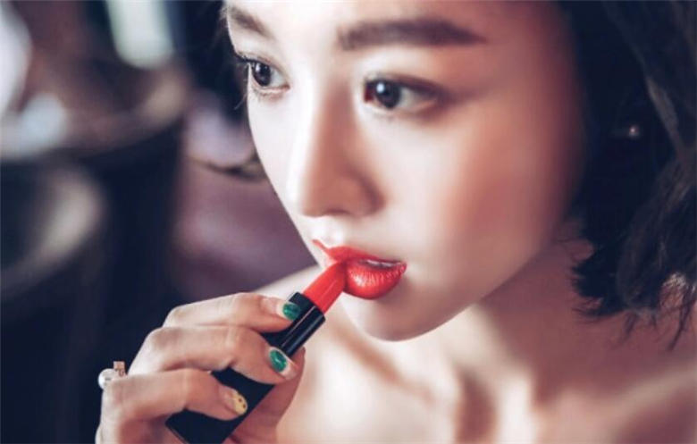 讓你口紅不沾杯的化妝技巧