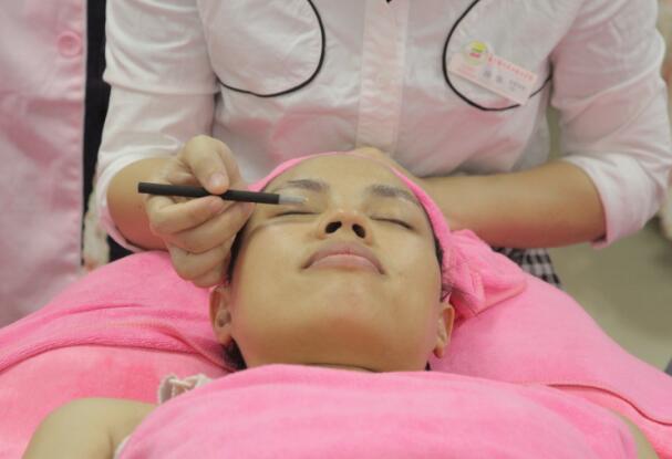 南寧美容課堂：眼部定穴手法示范