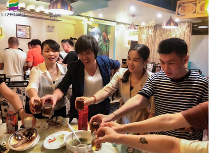 麗竹學校全體教職工，相親相愛一家人