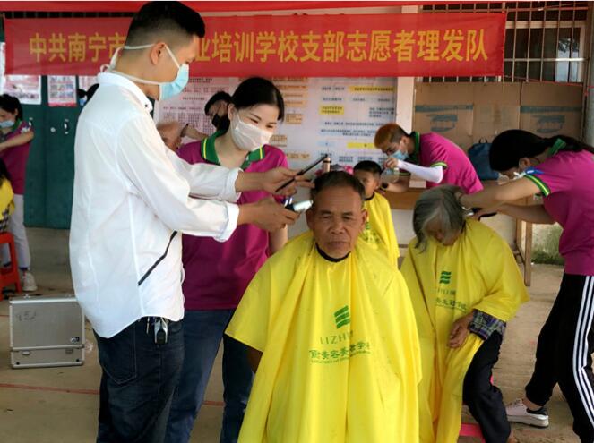 你笑起來真好看，像春天的花一樣