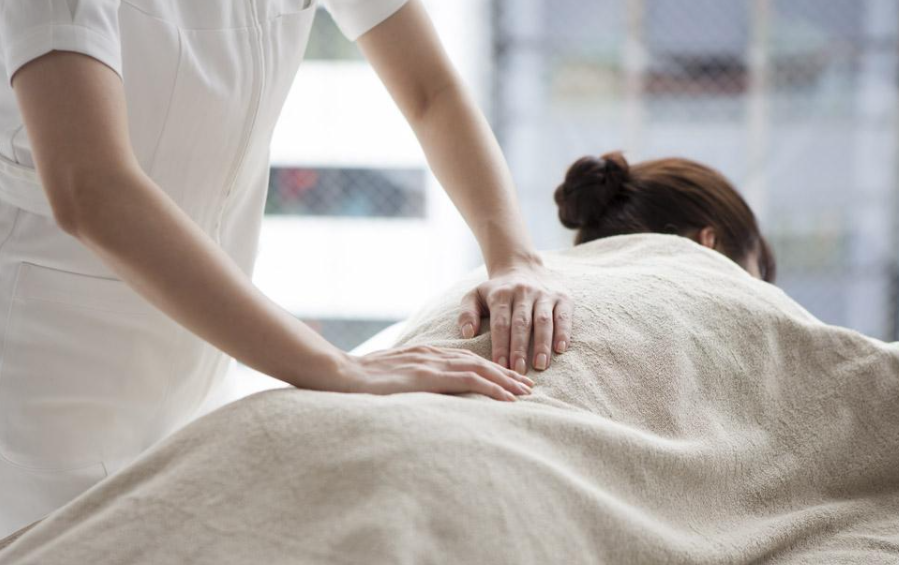 南寧美容學(xué)校：美容師的“黃金手”