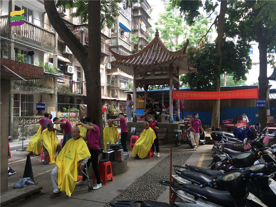 1601275930741626.jpg 20200926華強社區(qū)理發(fā)活動.jpg