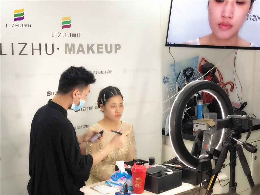 廣西彩妝學(xué)校：快看！畫真人了！