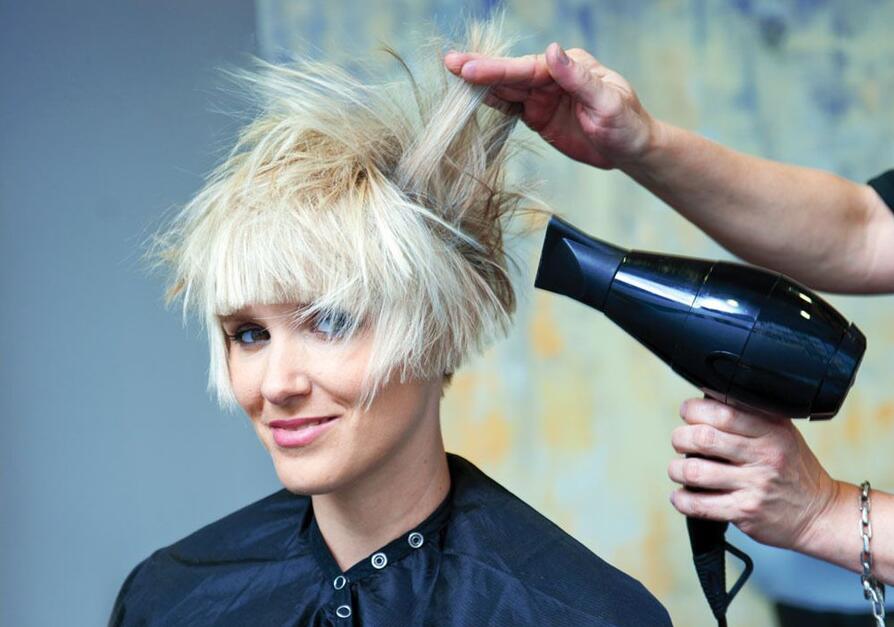 廣西美發(fā)學校：發(fā)吹風造型技巧