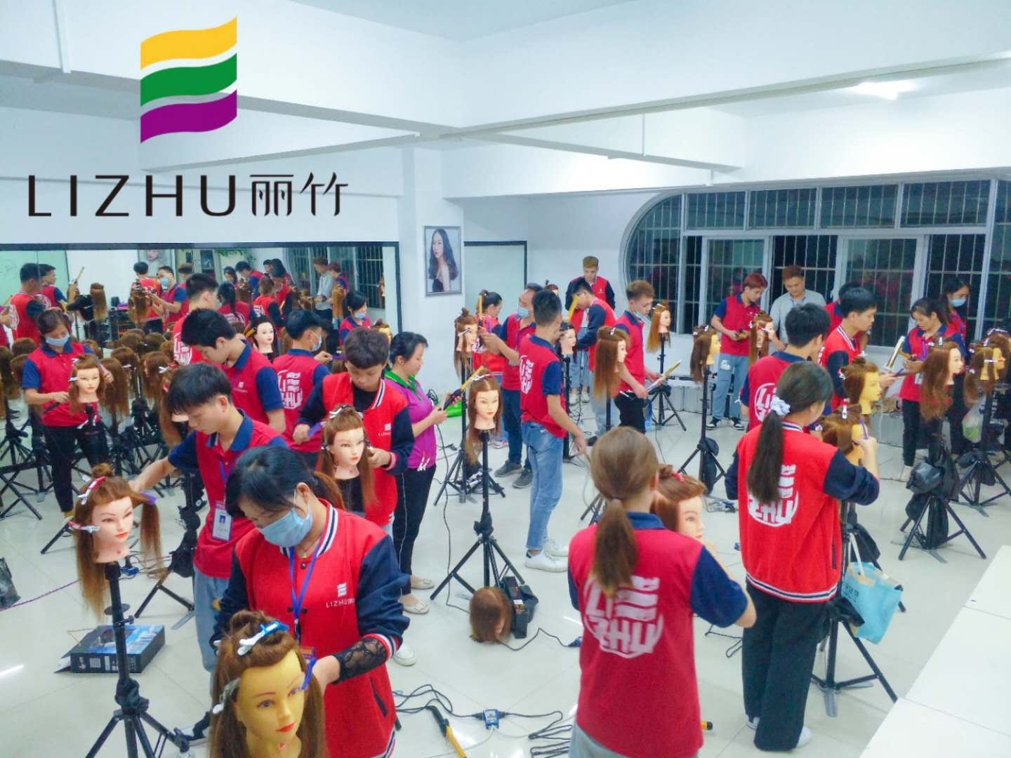 廣西美發(fā)學校：時尚電棒造型班開班