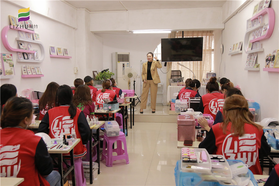 吶！麗竹學(xué)校美甲班的就業(yè)宣講來(lái)啦