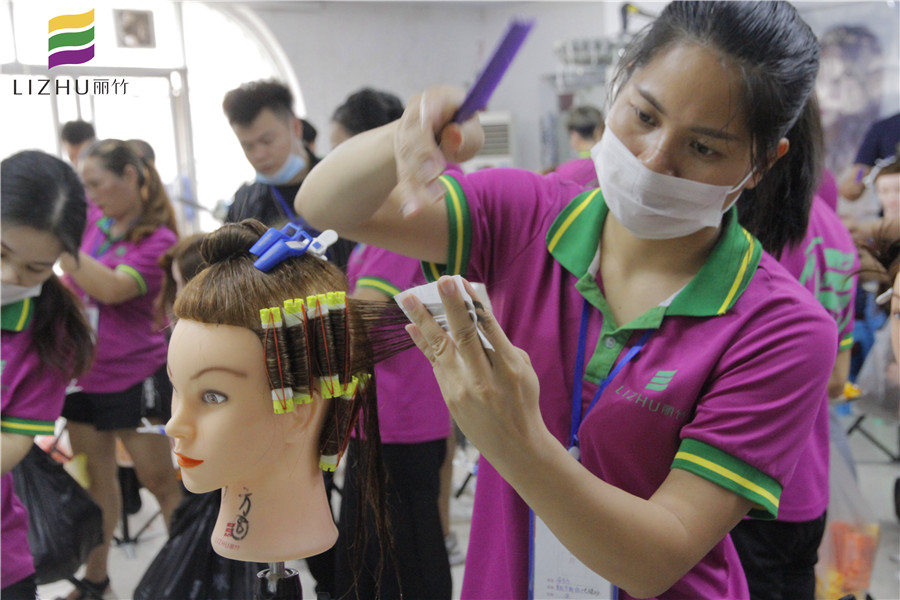 南寧美發(fā)學(xué)校：上發(fā)杠，你會(huì)了嗎