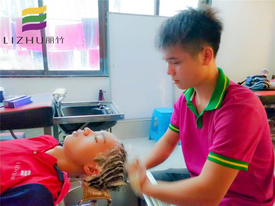 美發(fā)學(xué)員心得：老師，我們沒(méi)有忘