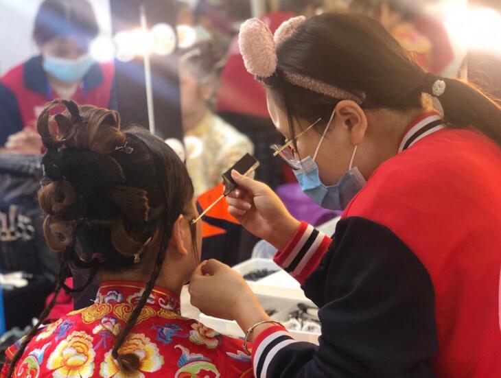 南寧化妝培訓：冬日里的“化妝火”