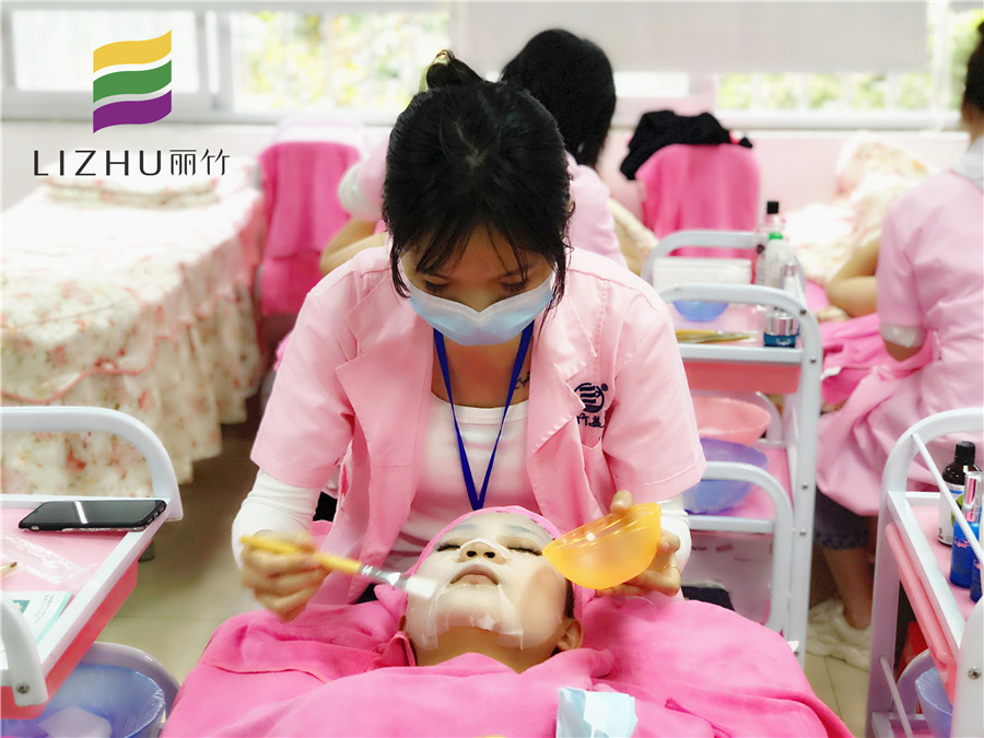 廣西美容培訓：如何給皮膚補水