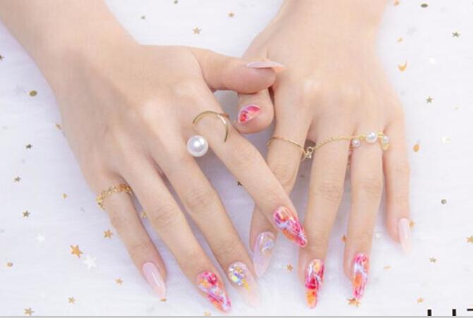 彩繪暈染美甲，南寧正規(guī)美甲培訓(xùn)學(xué)校作品