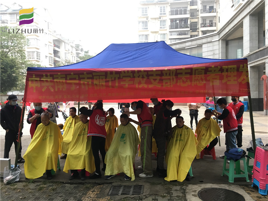 南寧美發(fā)學(xué)?！睂W(xué)雷鋒”活動(dòng)為社區(qū)免費(fèi)理發(fā)