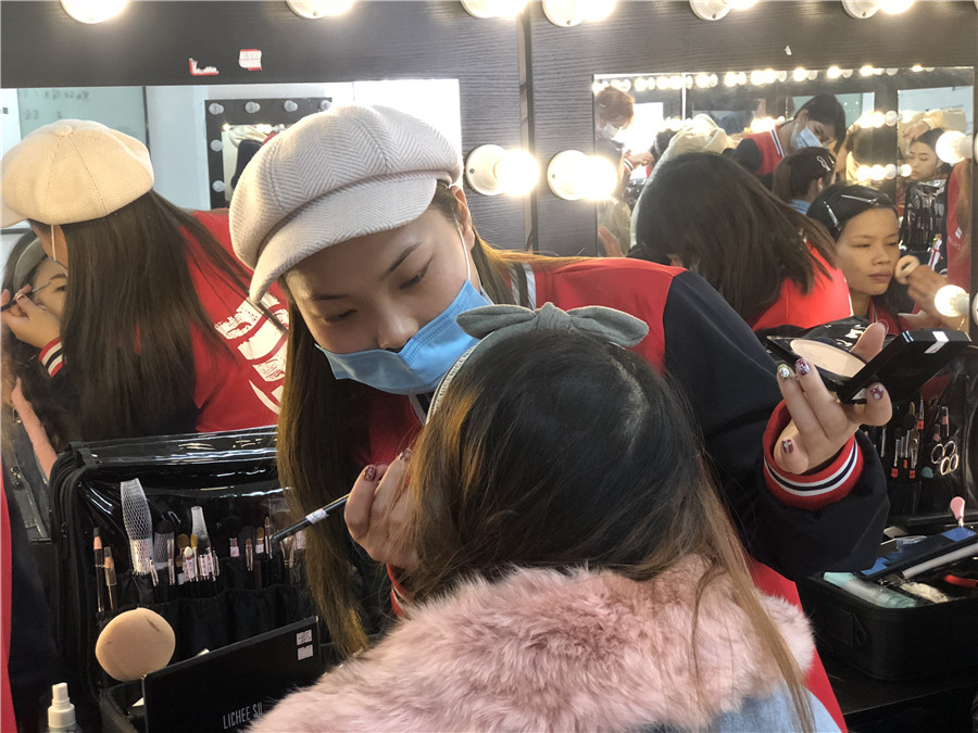 如何成為化妝師？南寧專業(yè)彩妝化妝學(xué)校告訴你