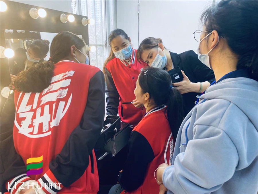 手把手教學(xué)，展現(xiàn)南寧化妝學(xué)校的魅力