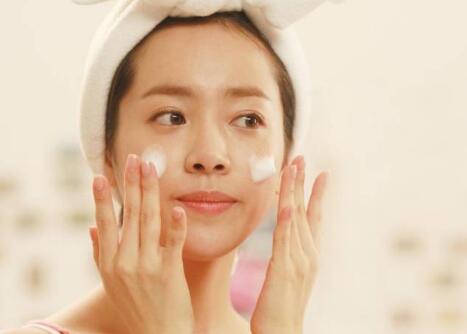 快來和廣西美容學(xué)校學(xué)習(xí)午間護膚美容技巧