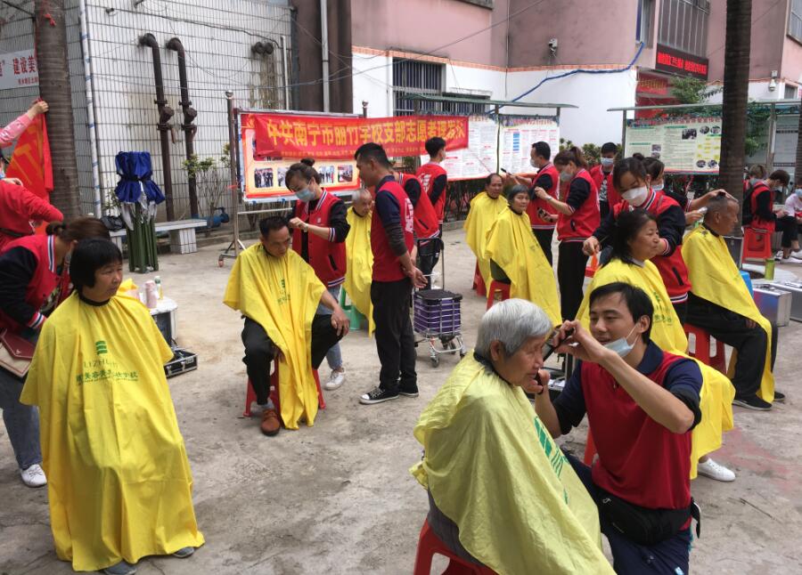 “雷鋒義剪”入社區(qū)，方知南寧美發(fā)學(xué)校哪家好