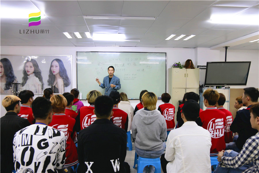 南寧美發(fā)師培訓(xùn)班就業(yè)宣講會(huì)：乾健·形象設(shè)計(jì)沙龍專場(chǎng)