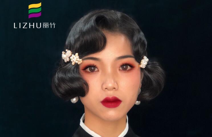 民國(guó)旗袍妝容，顯示南寧專業(yè)化妝學(xué)校實(shí)力