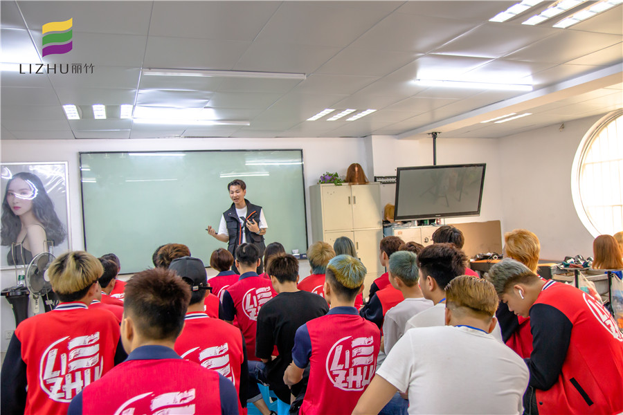 南寧學(xué)美發(fā)好就業(yè)嗎？來麗竹學(xué)?？纯淳椭懒?>
								
								<span id=