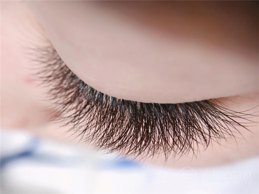 南寧美睫培訓學校課程：怎么樣嫁接睫毛才濃密