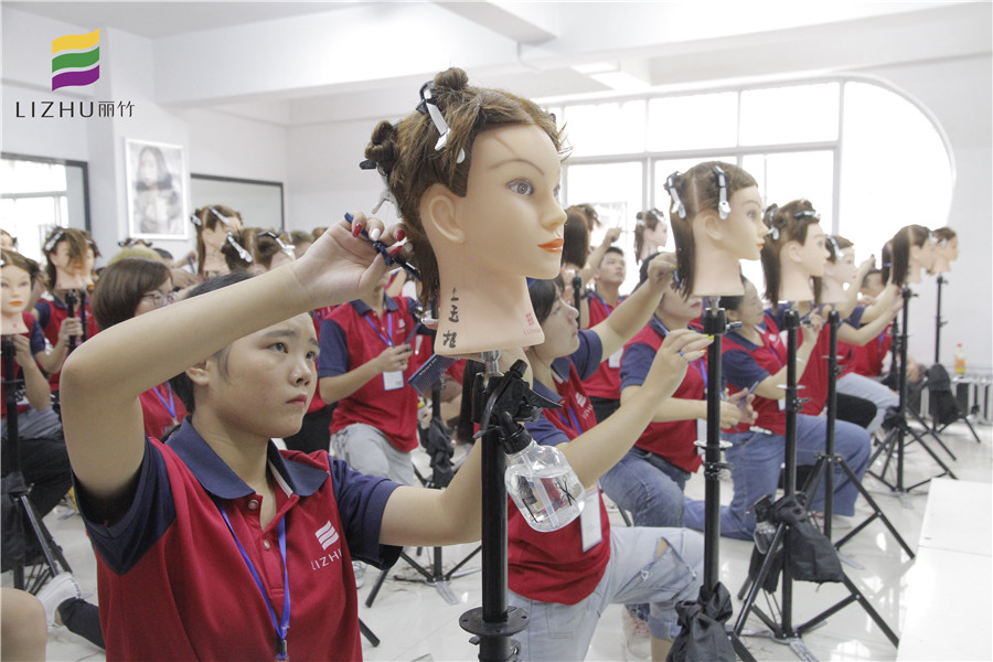 美發(fā)師必會剪發(fā)姿勢，南寧專業(yè)美發(fā)學校來教你