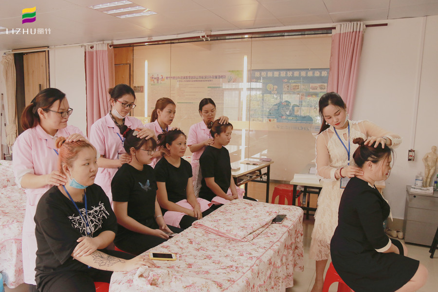 常見中醫(yī)推拿手法，廣西美容學校為你演示