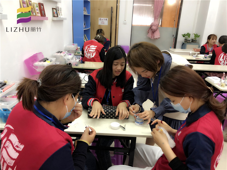 粘貼甲片，廣西美甲培訓(xùn)課程必學內(nèi)容