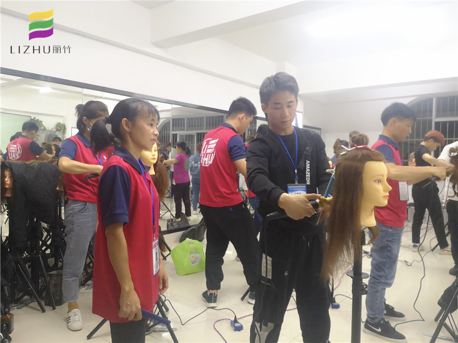 初學(xué)者電棒使用技巧，南寧美發(fā)學(xué)校老師手把手教你