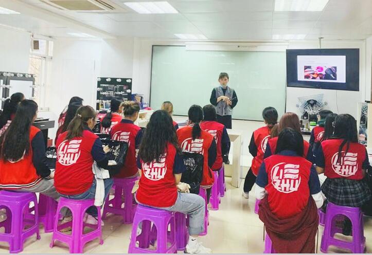 南寧彩妝學(xué)校哪家比較好？來看看我們的基礎(chǔ)課堂吧