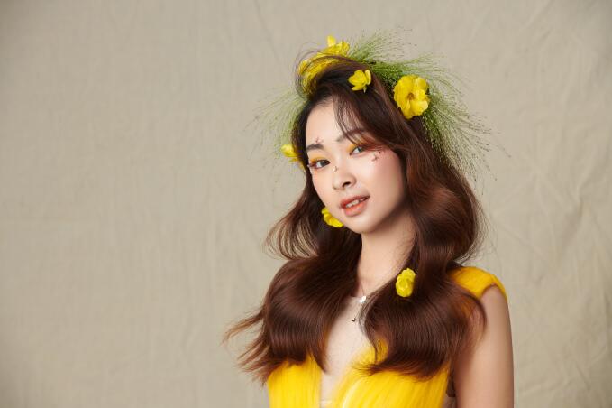 輕氧花漾披發(fā)造型，帶你去看南寧化妝學(xué)校哪家好