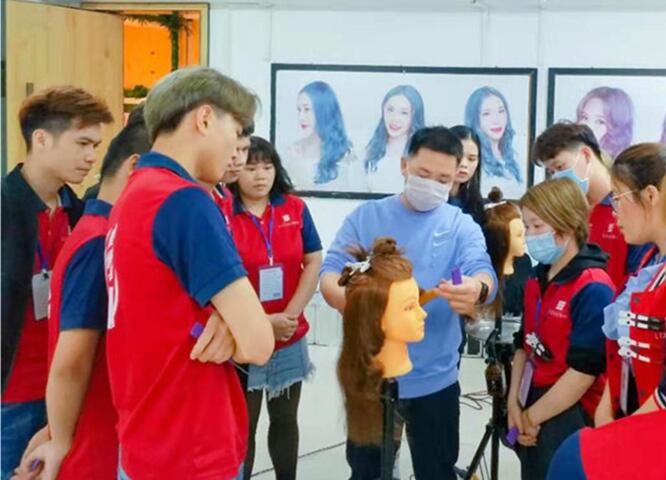 廣西美發(fā)學(xué)校時(shí)尚電棒造型班開課，學(xué)員爆滿