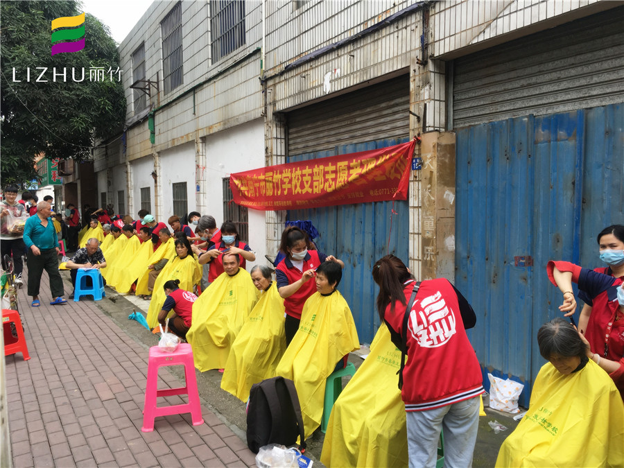 南寧美發(fā)培訓(xùn)學(xué)校義剪大篷車(chē)走進(jìn)北際路社區(qū)