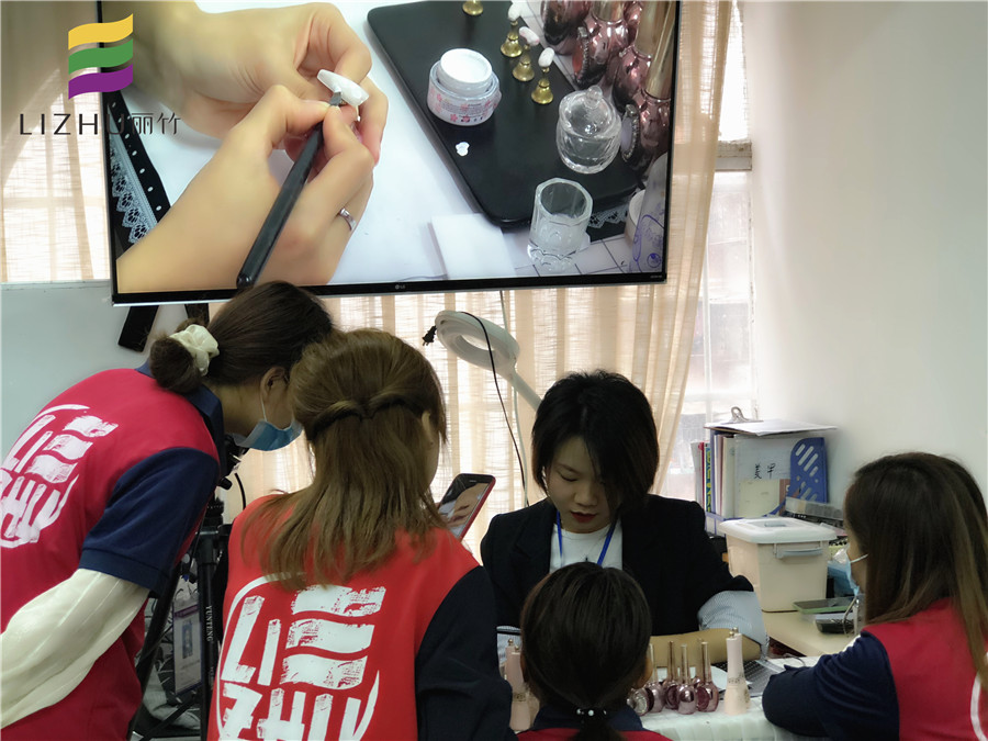 體驗廣西專業(yè)美甲學校的課堂氛圍