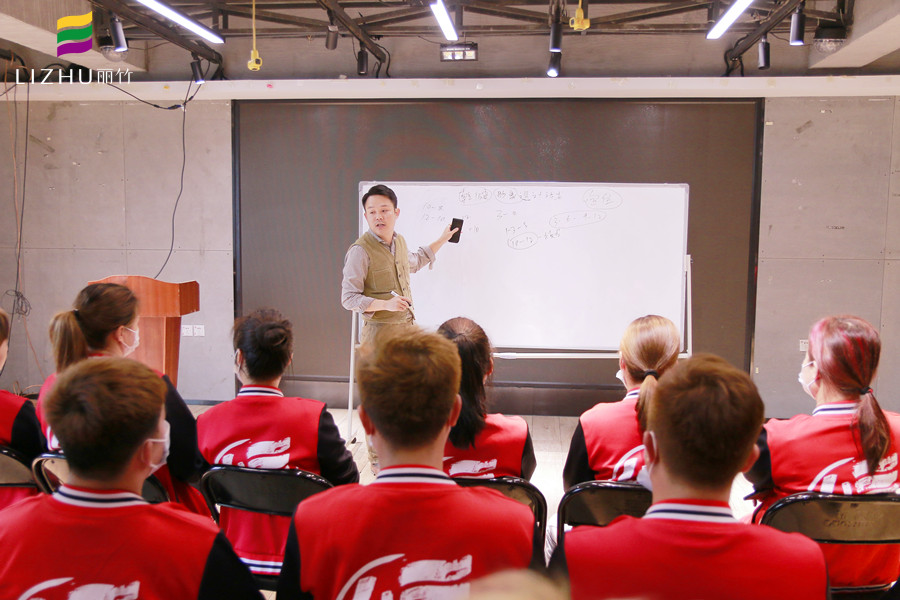 乾健·形象設(shè)計(jì)沙龍招人啦！廣西美發(fā)學(xué)校為你解決就業(yè)之憂