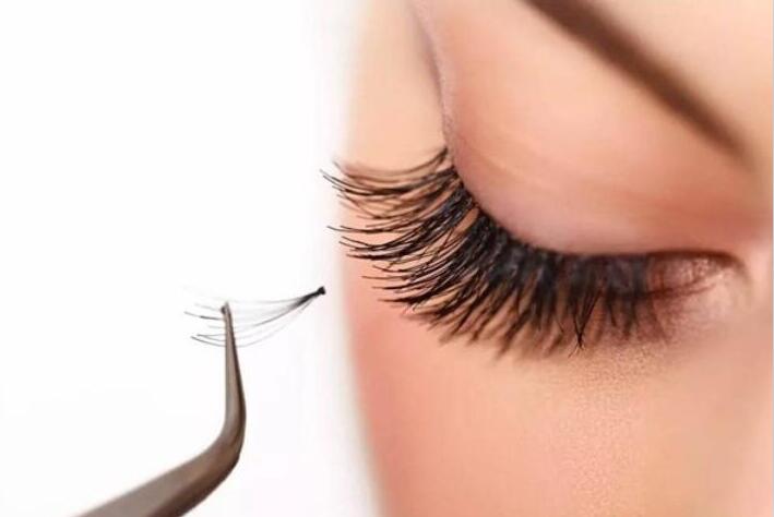 嫁接睫毛紅腫怎么辦？南寧美睫學(xué)校來(lái)幫你