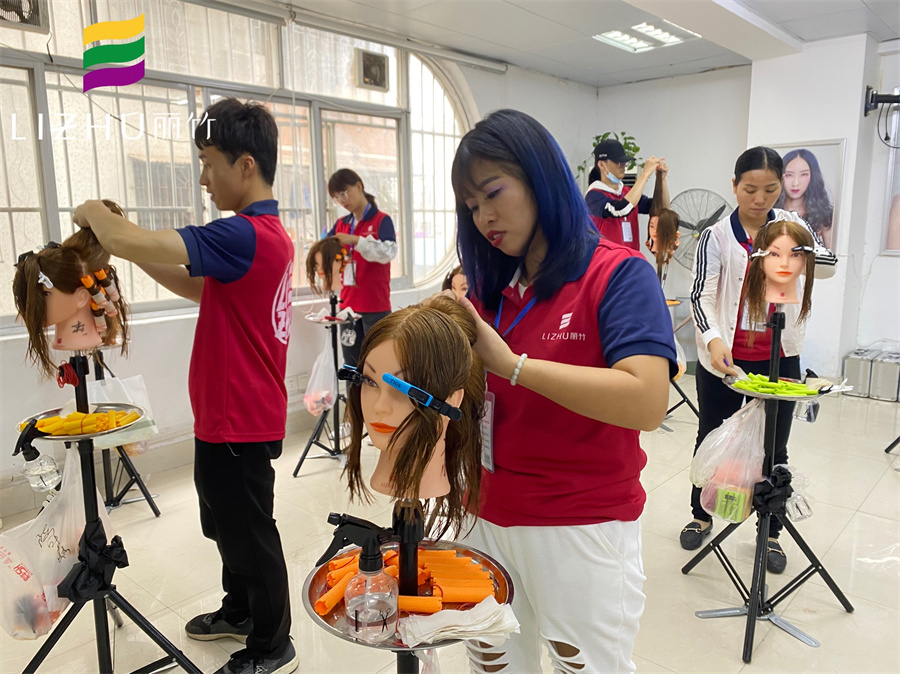 南寧學(xué)美發(fā)哪里的學(xué)費(fèi)便宜？南寧美發(fā)學(xué)校哪里比較專(zhuān)業(yè)？