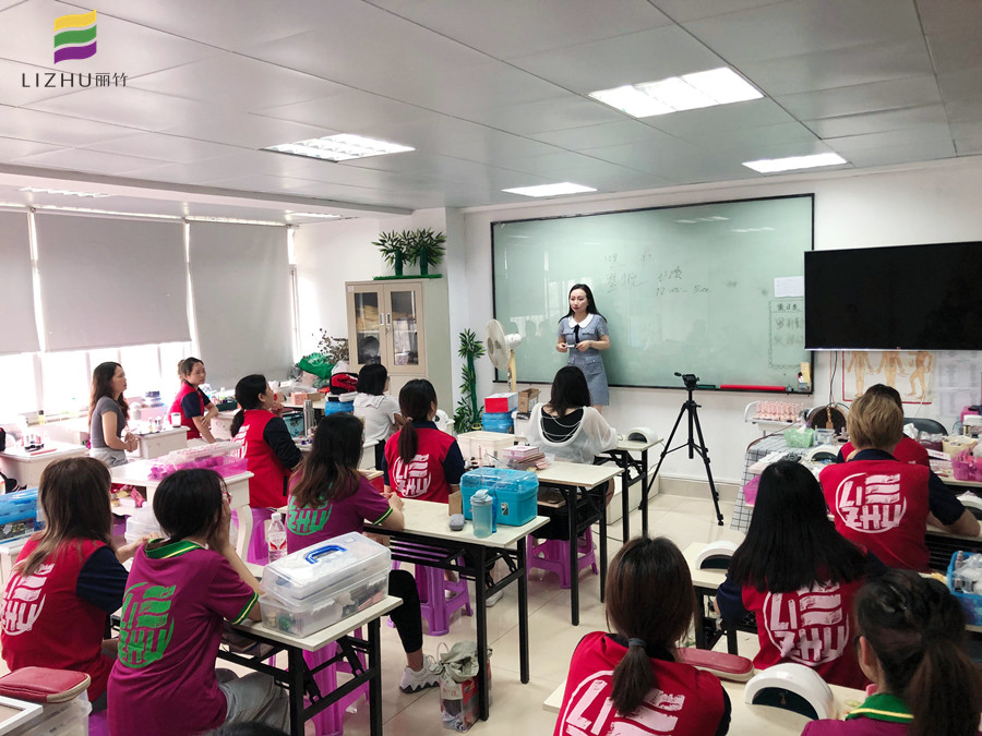 南寧學(xué)美甲好就業(yè)嗎？看看我們翌航美甲店就業(yè)專場(chǎng)吧