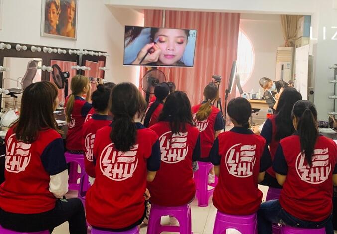 南寧化妝學(xué)校教你專(zhuān)業(yè)眼影畫(huà)法