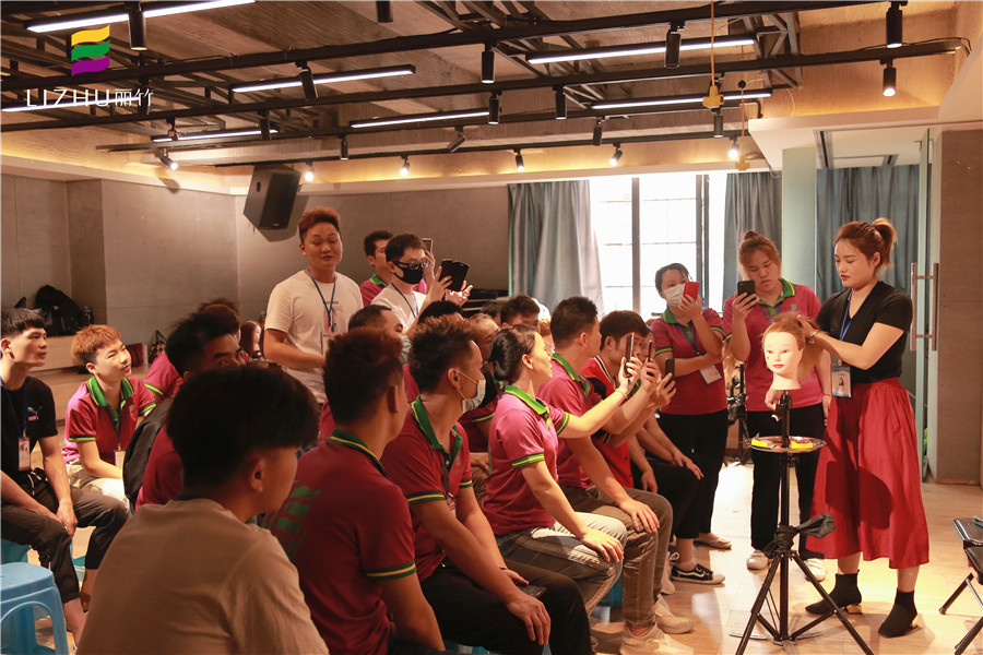 提問(wèn)：南寧專(zhuān)業(yè)美發(fā)培訓(xùn)學(xué)什么？