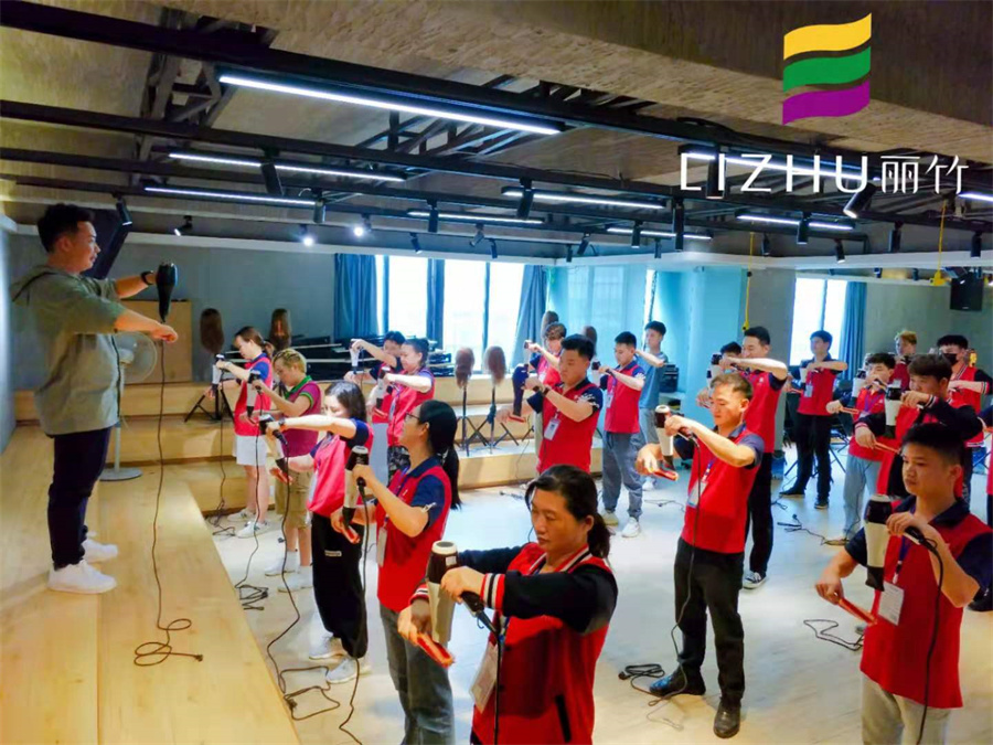 美發(fā)吹風(fēng)造型教程，廣西師資強(qiáng)的美發(fā)學(xué)校找到了