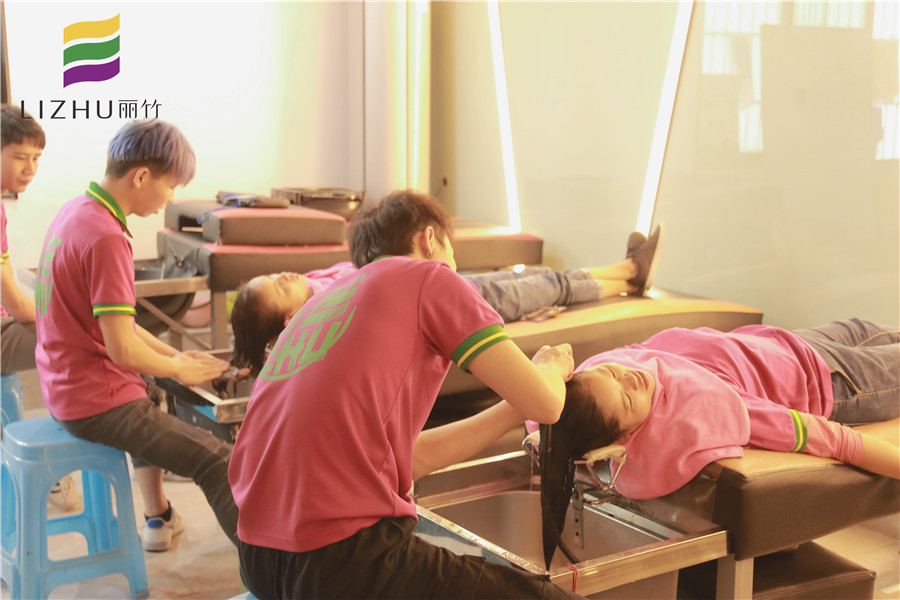 南寧哪里可以學(xué)美發(fā)？看看麗竹學(xué)校洗護就知道