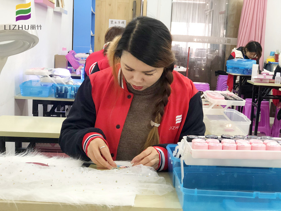 在南寧正規(guī)美甲學(xué)校學(xué)習(xí)，天天都有學(xué)不完的東西